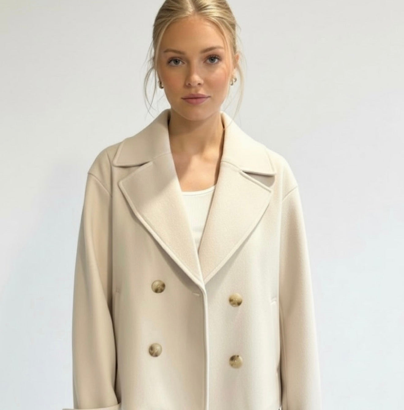 Navy double-breasted short jacket featuring a structured fit, wide lapel collar and clean tailoring. A versatile women’s jacket ideal for autumn and winter everyday wear.