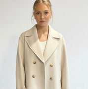 Navy double-breasted short jacket featuring a structured fit, wide lapel collar and clean tailoring. A versatile women’s jacket ideal for autumn and winter everyday wear.
