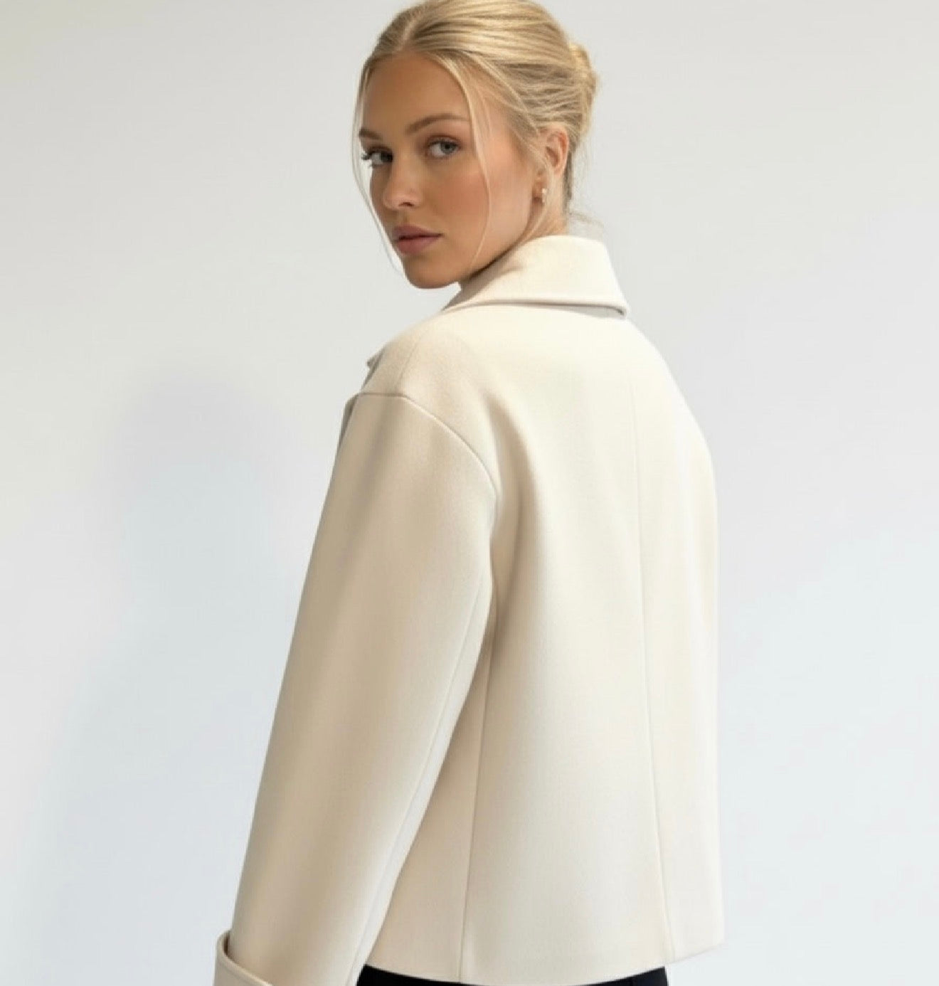 Navy double-breasted short jacket featuring a structured fit, wide lapel collar and clean tailoring. A versatile women’s jacket ideal for autumn and winter everyday wear.