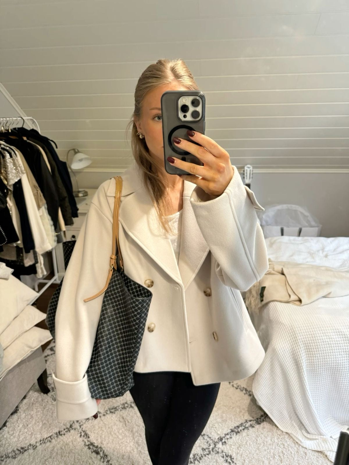 Navy double-breasted short jacket featuring a structured fit, wide lapel collar and clean tailoring. A versatile women’s jacket ideal for autumn and winter everyday wear.