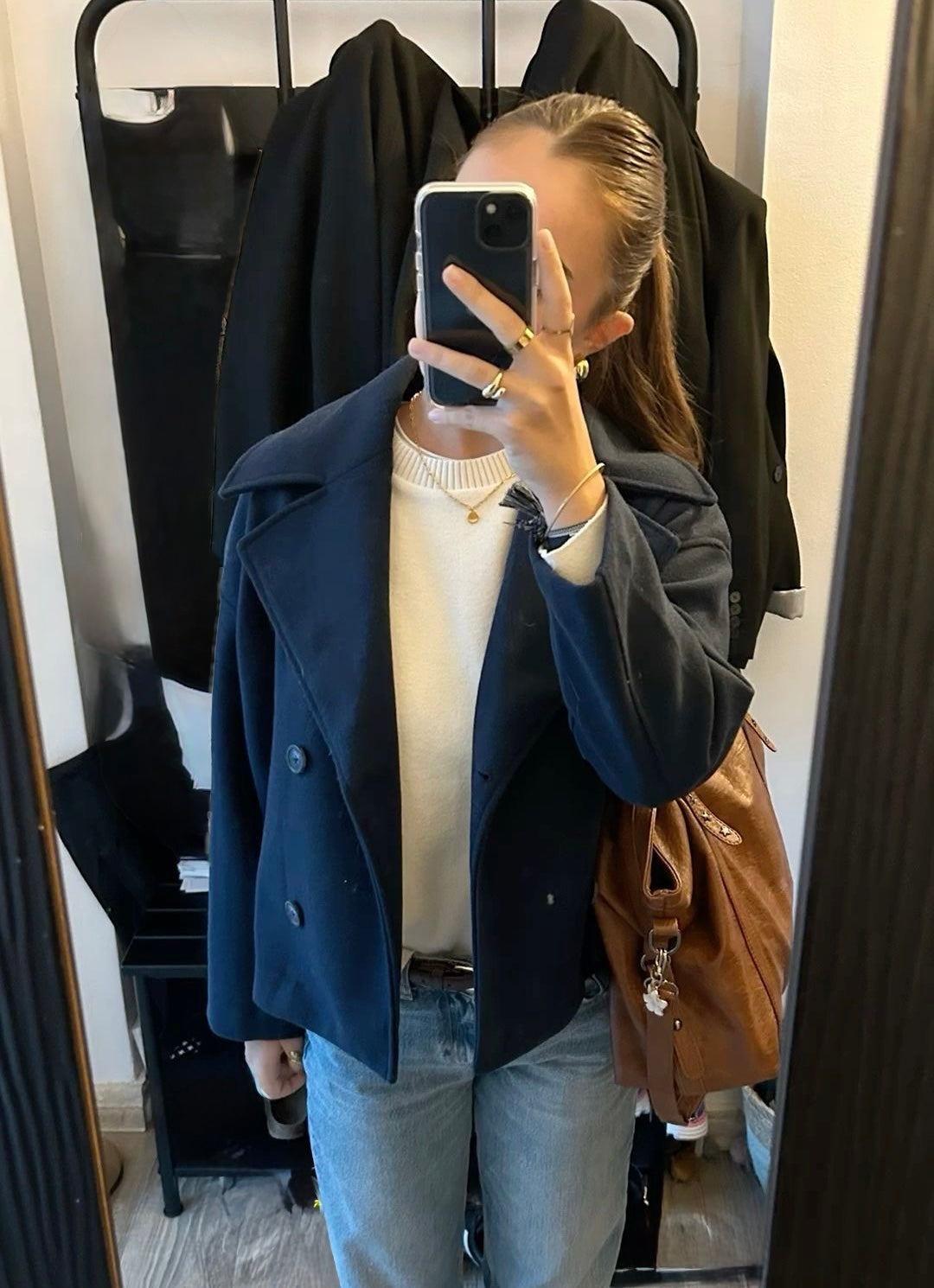 Navy double-breasted short jacket featuring a structured fit, wide lapel collar and clean tailoring. A versatile women’s jacket ideal for autumn and winter everyday wear.