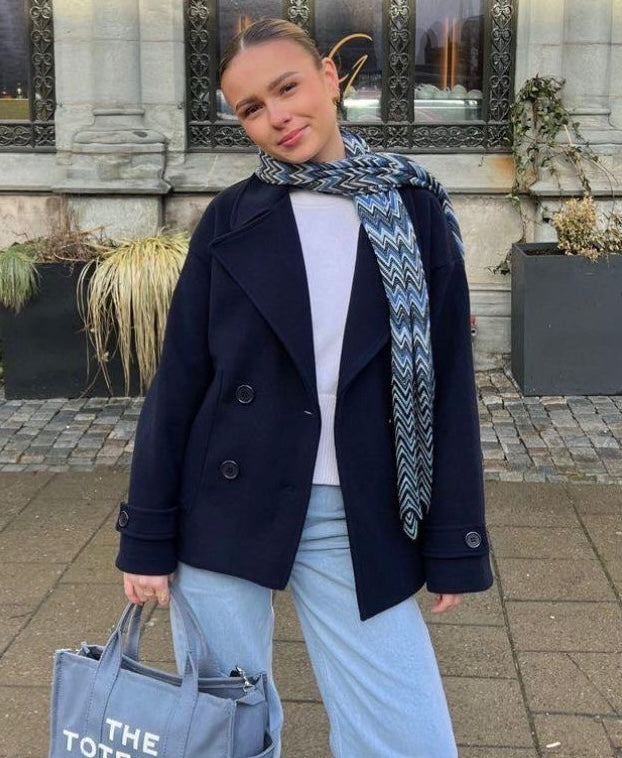 Navy double-breasted short jacket featuring a structured fit, wide lapel collar and clean tailoring. A versatile women’s jacket ideal for autumn and winter everyday wear.