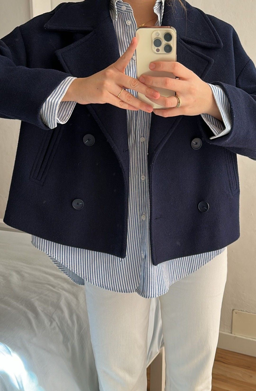 Navy double-breasted short jacket featuring a structured fit, wide lapel collar and clean tailoring. A versatile women’s jacket ideal for autumn and winter everyday wear.
